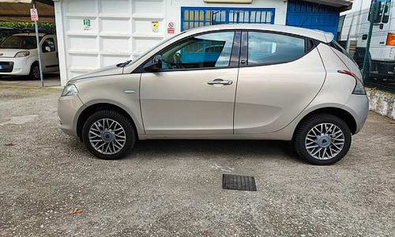 Lancia Ypsilon Con 2...