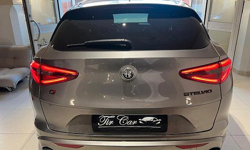 Alfa Romeo Stelvio V...