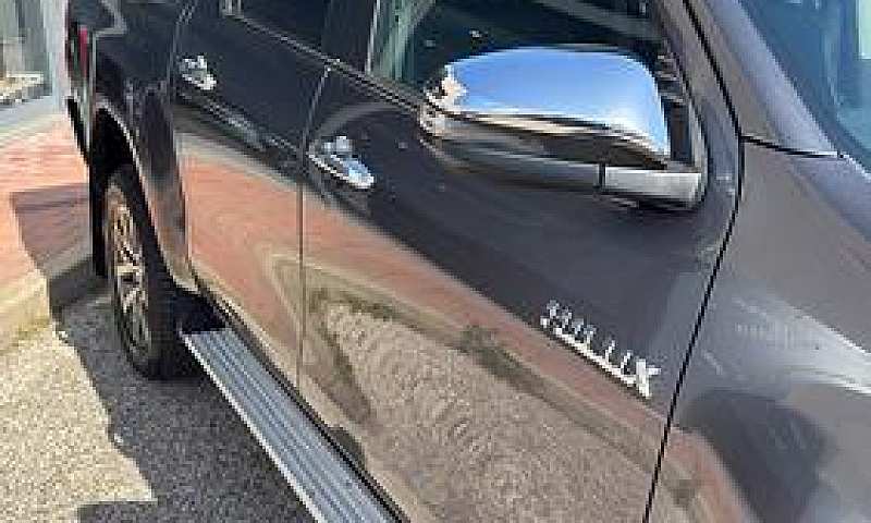 Toyota Hilux 2.4 D-4...