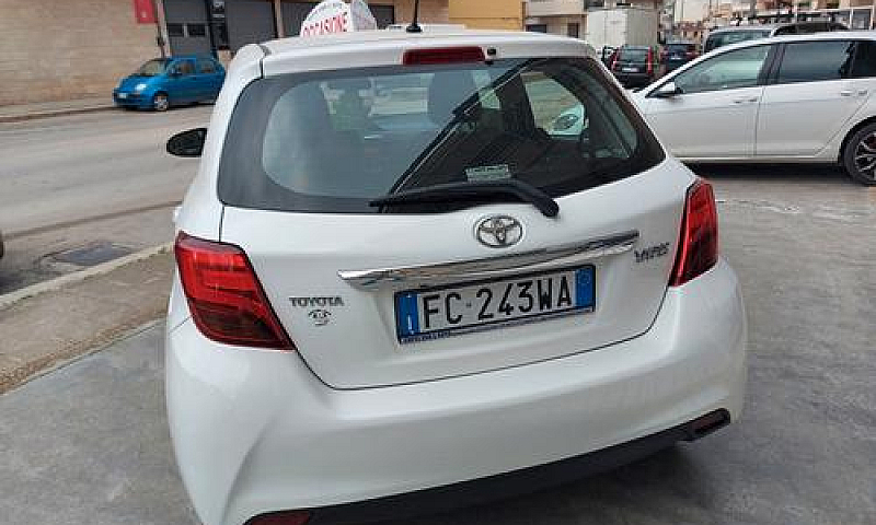Toyota Yaris 1.0 Ben...