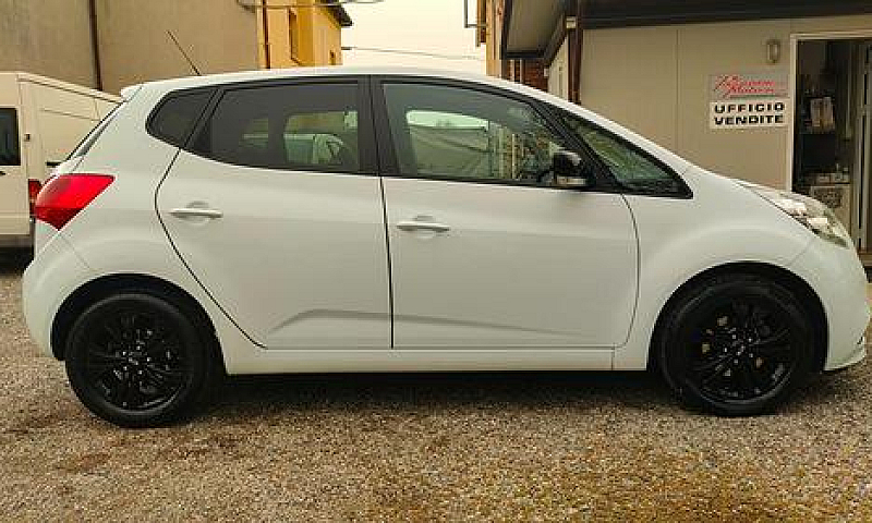 Kia Venga 1.4 Crdi 9...