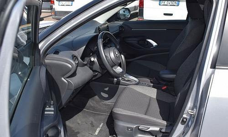 Toyota Yaris Cross 1...