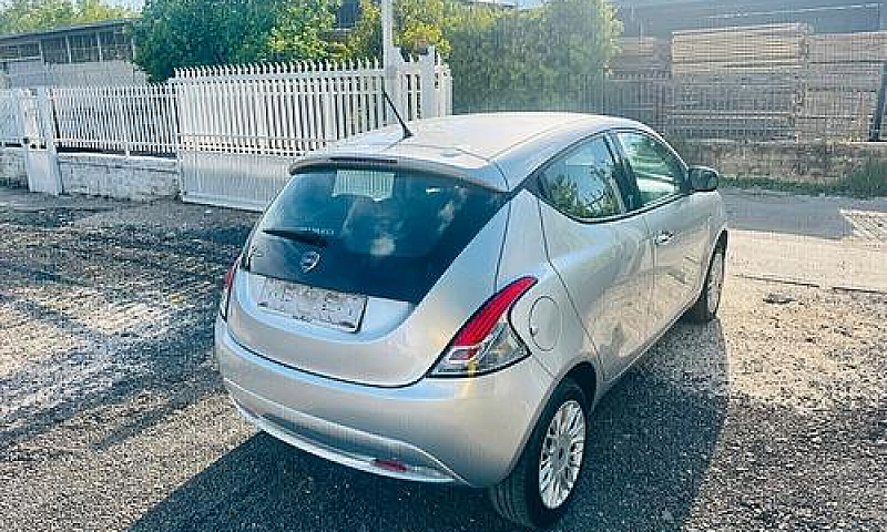 Lancia Ypsilon 1.2 6...