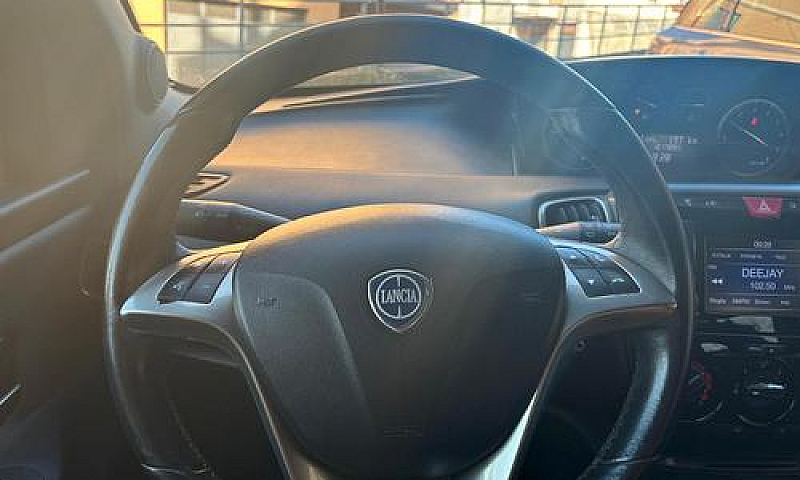 Lancia Ypsilon 1.2 6...