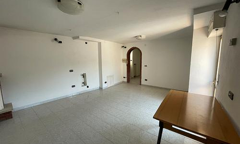Casa Con Garage A Ca...