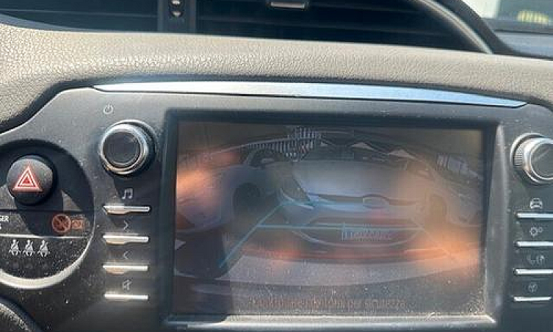 Toyota Yaris Lounge ...