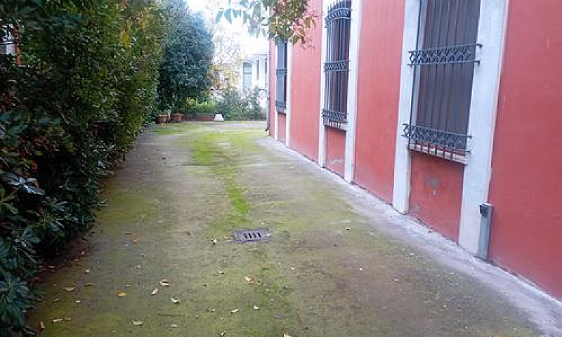 Palazzina Con 5 Appa...
