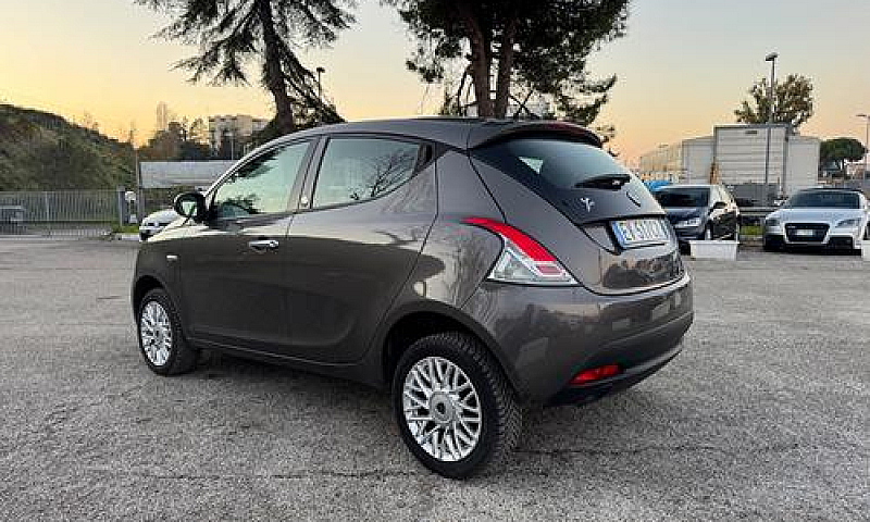 Lancia Ypsilon 0.9 T...