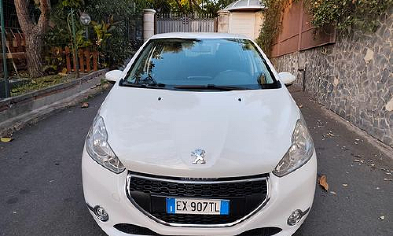 Peugeot 208 1.2 Benz...