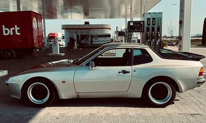 Porsche 944...