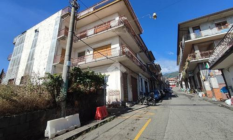 4 Locali A Zafferana...