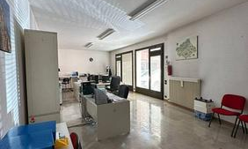 Ampio Ufficio Con Po...