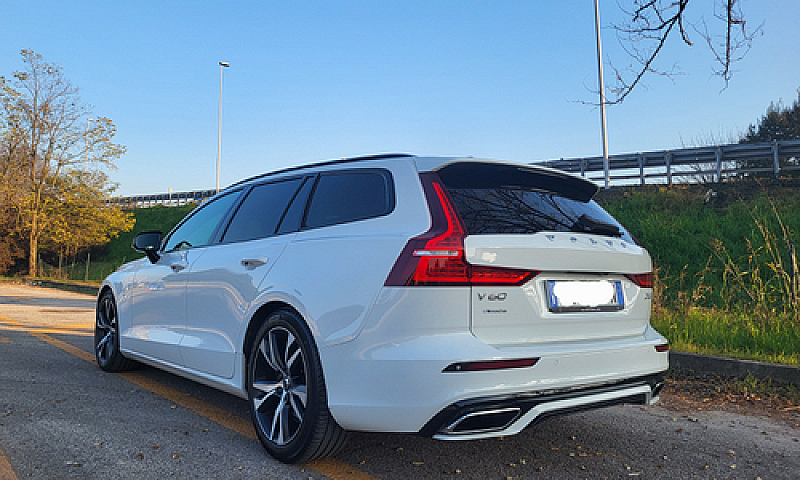 Volvo V60 R Design...