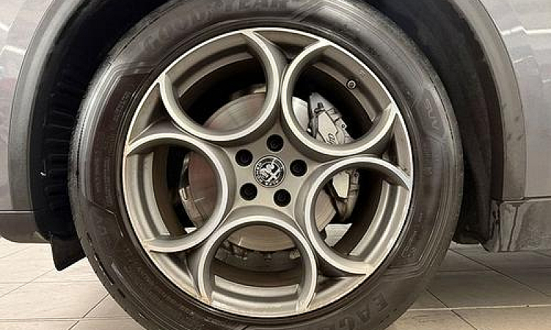 Alfa Romeo Stelvio 2...