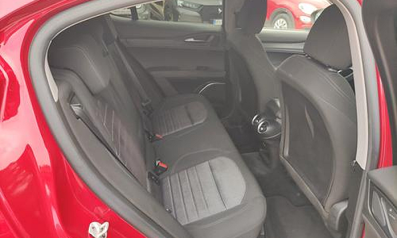 Alfa Romeo Stelvio 2...