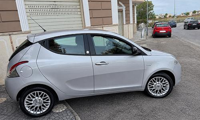 Lancia Ypsilon 1.2 6...