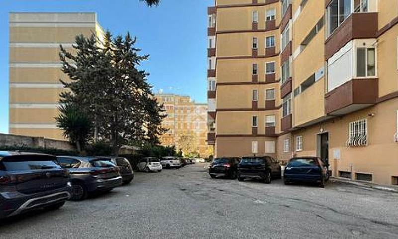 4 Locali A Brindisi...