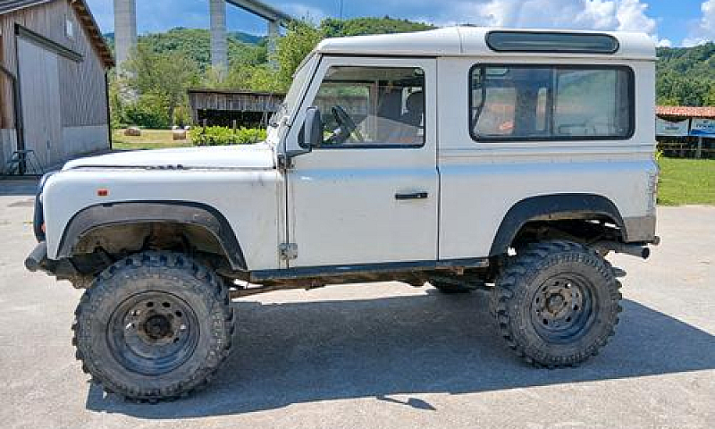 Land Rover Defender ...