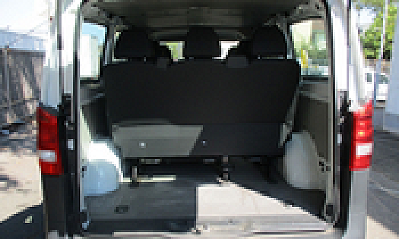 Mercedes Vito...