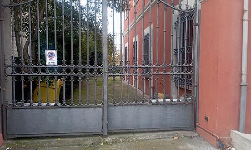 Palazzina Con 5 Appa...