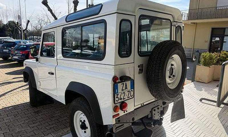 Land Rover Defender ...
