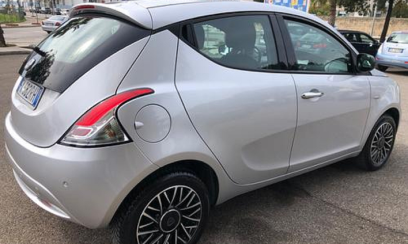 Lancia Ypsilon 1.2 6...