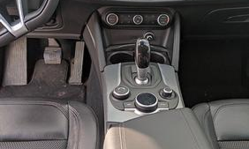 Alfa Romeo Stelvio 2...