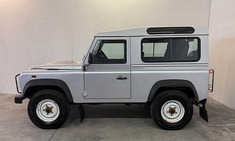 Land Rover Defender ...