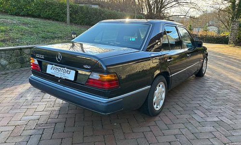Mercedes-Benz E 200 ...