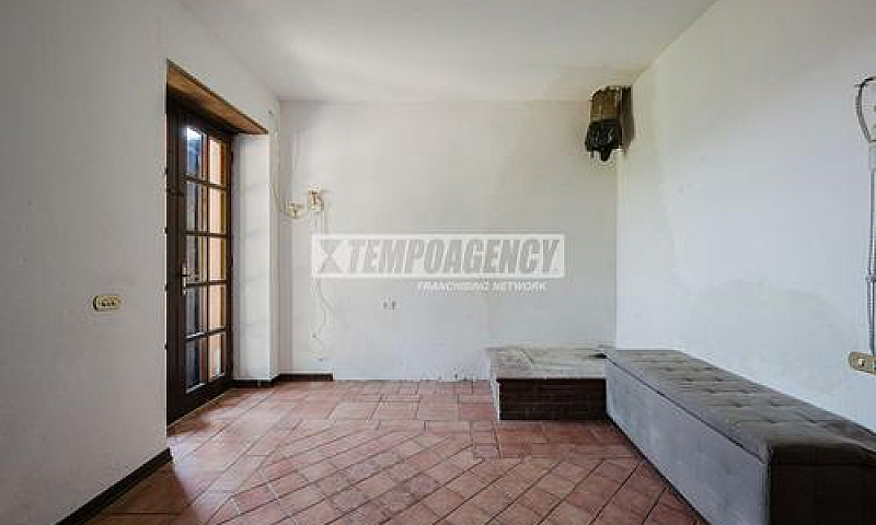 Porzione Di Casa A M...
