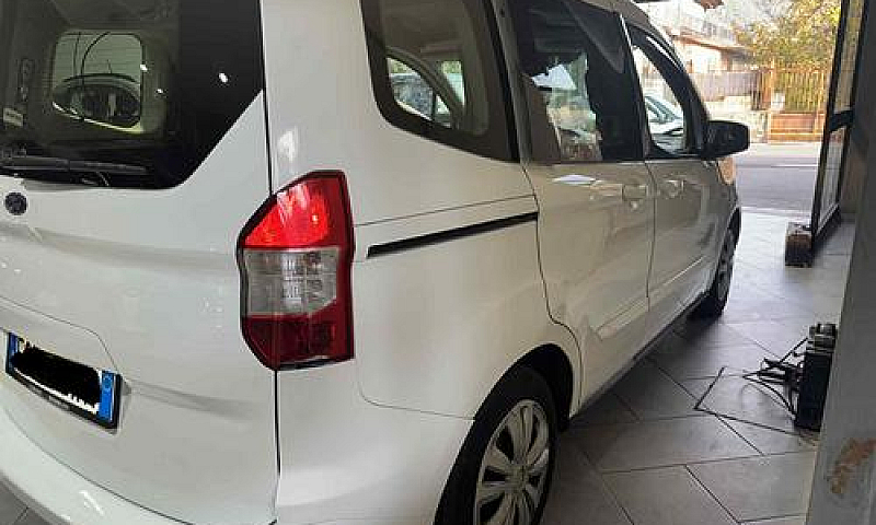 Ford Tourneo Courier...