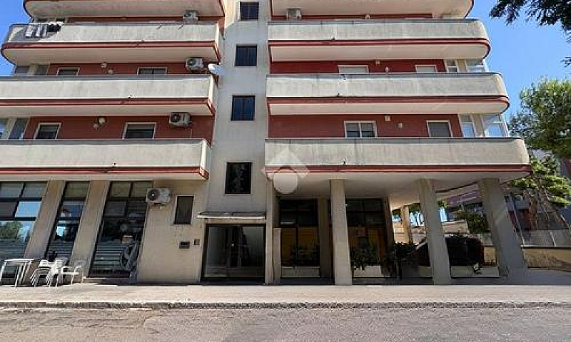4 Locali A Brindisi...