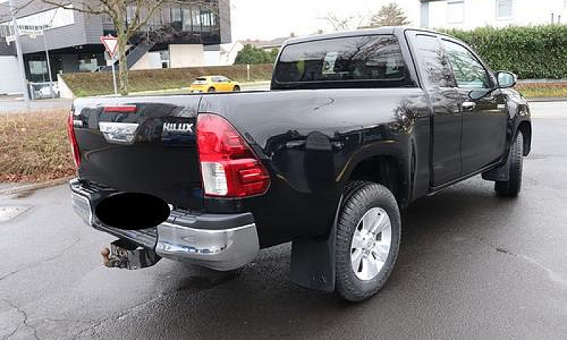 Toyota Hilux 2.4 D-4...