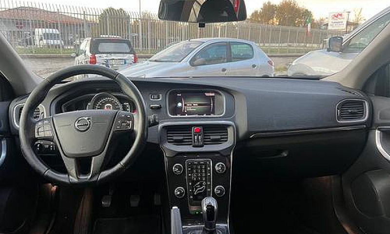 Volvo V40 D2 Momentu...