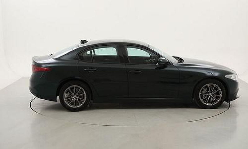 Alfa Romeo Giulia Bu...