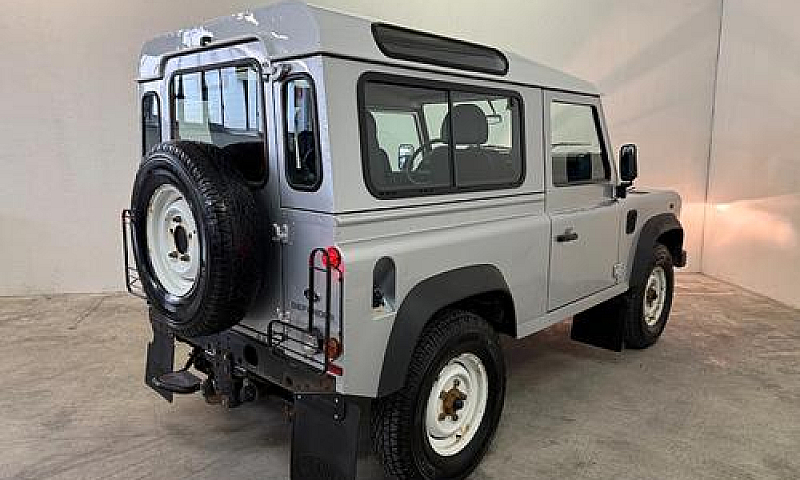 Land Rover Defender ...