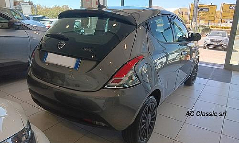 Lancia Ypsilon Hybri...