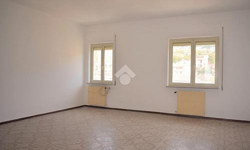 3 Locali A Paola...