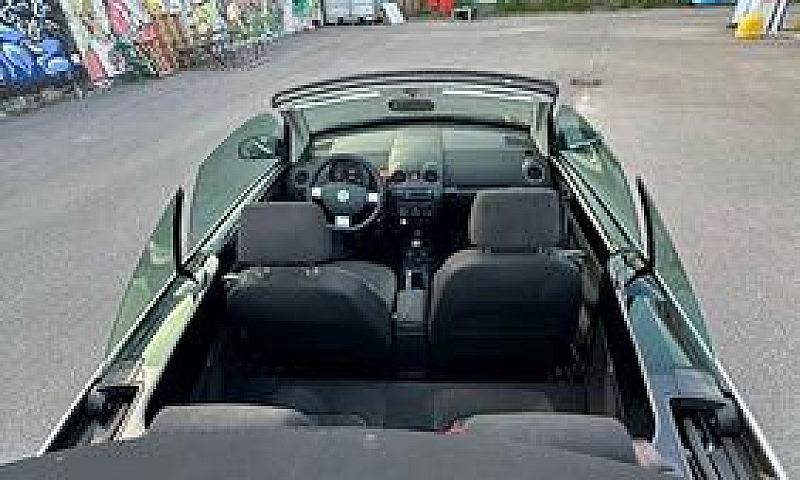 Volkswagen New Beetl...
