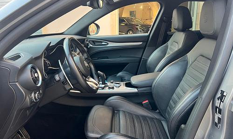 Alfa Romeo Stelvio V...