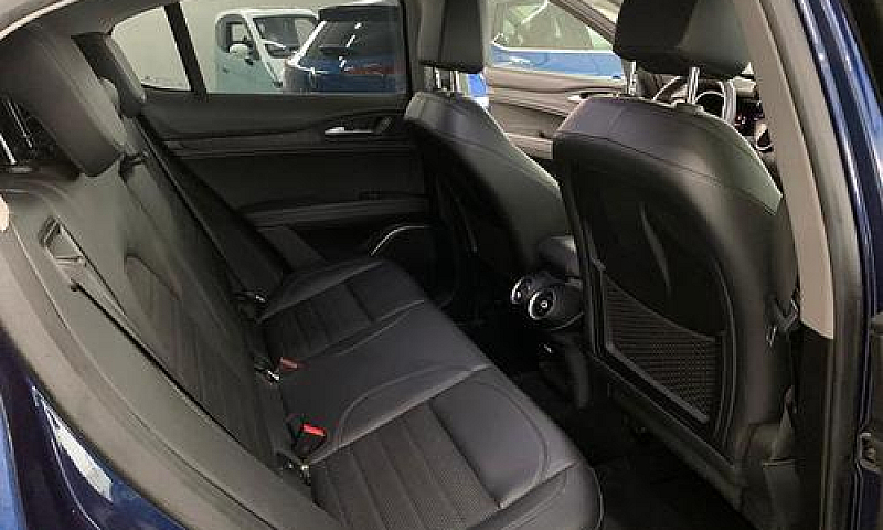 Alfa Romeo Stelvio 2...