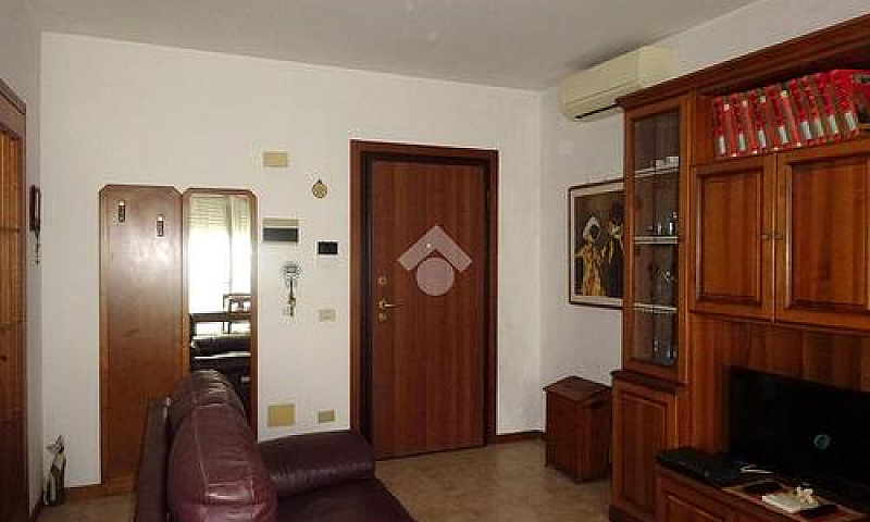 2 Locali A Ferrara...