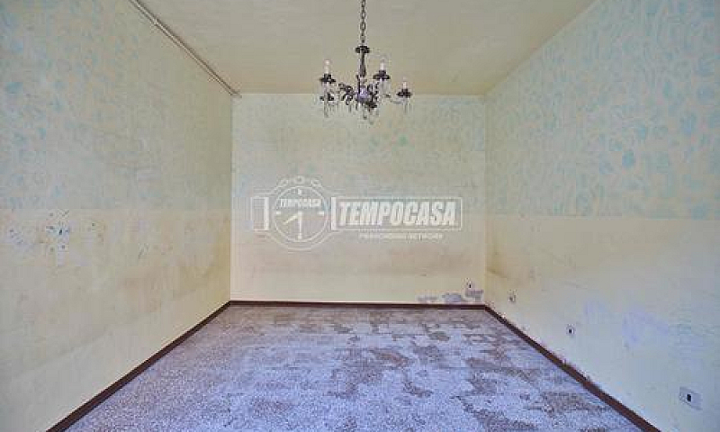 Casa Di Corte Con Po...
