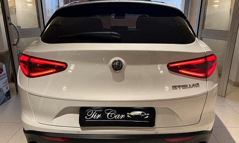Alfa Romeo Stelvio 2...