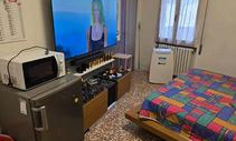 Stanza Con Bagno Esc...