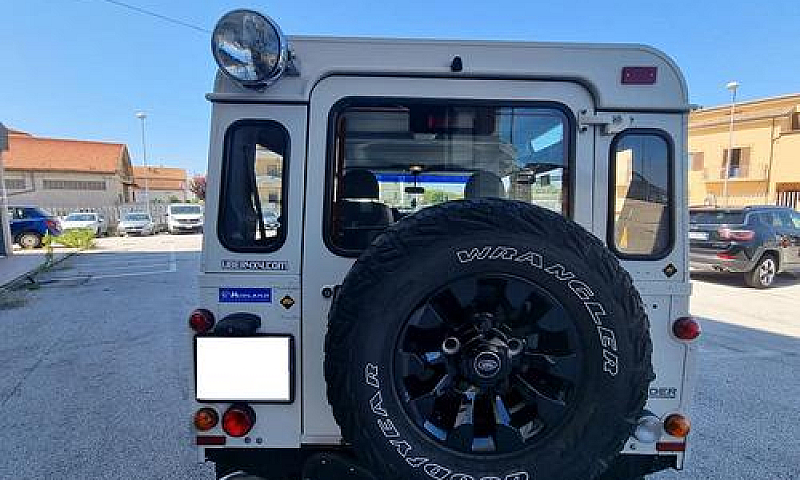 Land Rover Defender ...