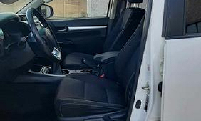 Toyota Hilux 2.4 D-4...
