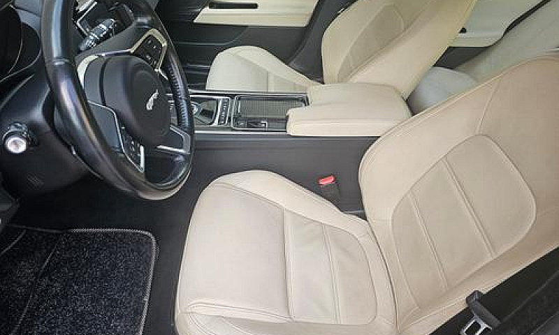 Jaguar Xe 2.0D Awd...