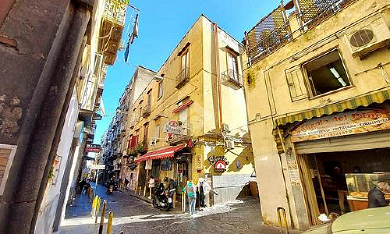 3 Locali A Napoli...