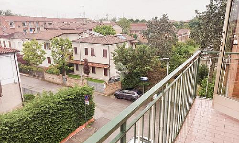 3 Locali A Ferrara...